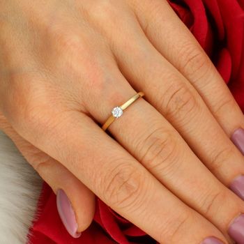 Złoty pierścionek zaręczynowy 585 z brylantem 0,13 ct – Rozmiar 15 złoty.jpg